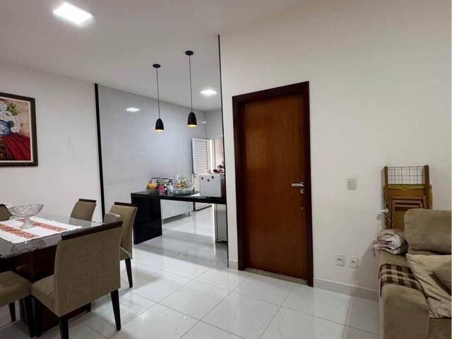 #EV0128 - Casa para Venda em Araguari - MG - 2